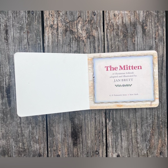 ‘THE MITTEN’ VINTAGE UKRANIAN STORY BOARD BOOK BY JAN BRETT - Picture 2 of 10